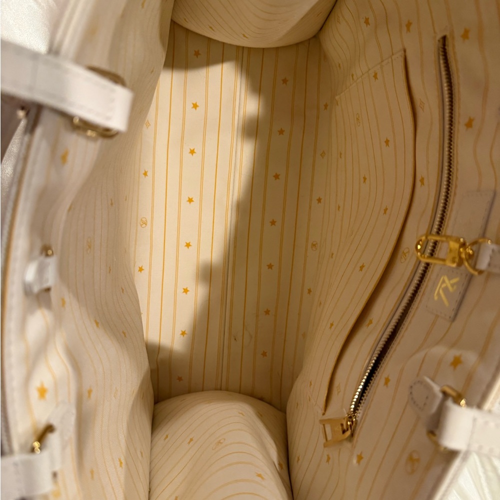 Beverly Hills OnTheGo GM Tote Bag by Louis Vuitton - Picture 8 of 11